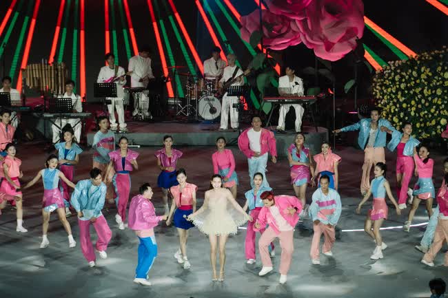 Lý do đạo diễn Phạm Hoàng Giang chọn hoa dã quỳ làm biểu tượng tại khai mạc Festival Hoa Đà Lạt- Ảnh 4.