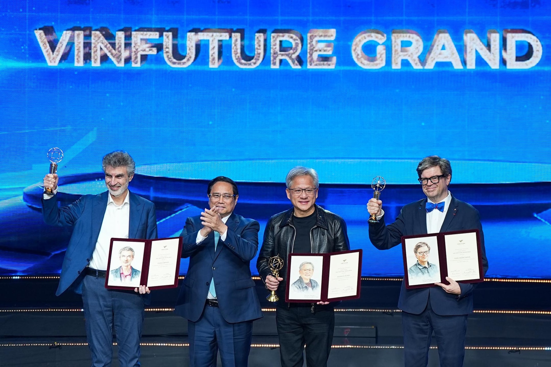 Tỷ phú Jensen Huang CEO Nvidia thắng Giải thưởng 3 triệu USD VinFuture 2024 tại Việt Nam - Ảnh 1.