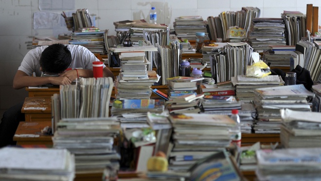 Bức ảnh chụp b&oacute;ng lưng một nam sinh trong ph&ograve;ng kh&aacute;m nh&igrave;n rất thương, thấy thứ cậu cầm tr&ecirc;n tay nhiều người quay sang bức x&uacute;c- Ảnh 3.