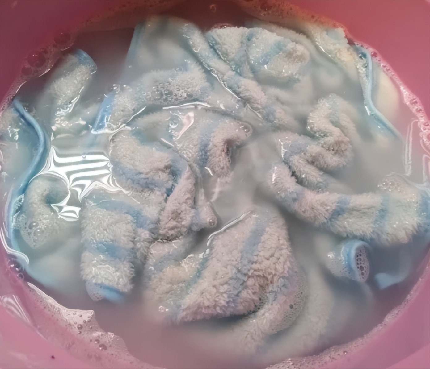 Rắc một nắm muối ăn v&agrave;o ph&ograve;ng tắm, đảm bảo mọi thứ đều như mới! Tiếc l&agrave; nhiều người chưa biết- Ảnh 3.