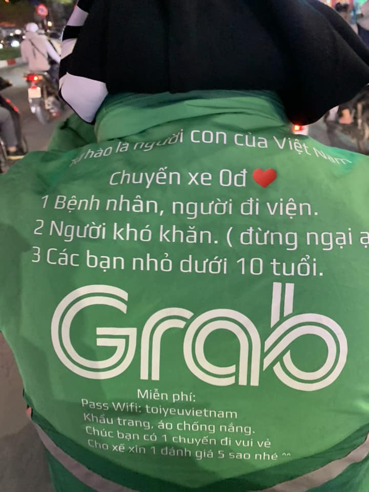 D&ograve;ng chữ tự in ph&iacute;a sau lưng t&agrave;i xế Grab khiến nữ h&agrave;nh kh&aacute;ch cay mắt, biết danh t&iacute;nh c&agrave;ng bất ngờ- Ảnh 1.