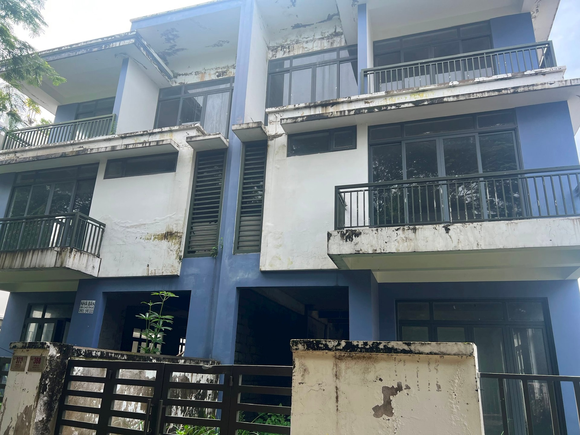 Những ngôi nhà hàng chục tỉ đồng “hằn in bóng dáng” nhà đầu tư, người mua ở thực như “kẻ lạc lối”- Ảnh 1.