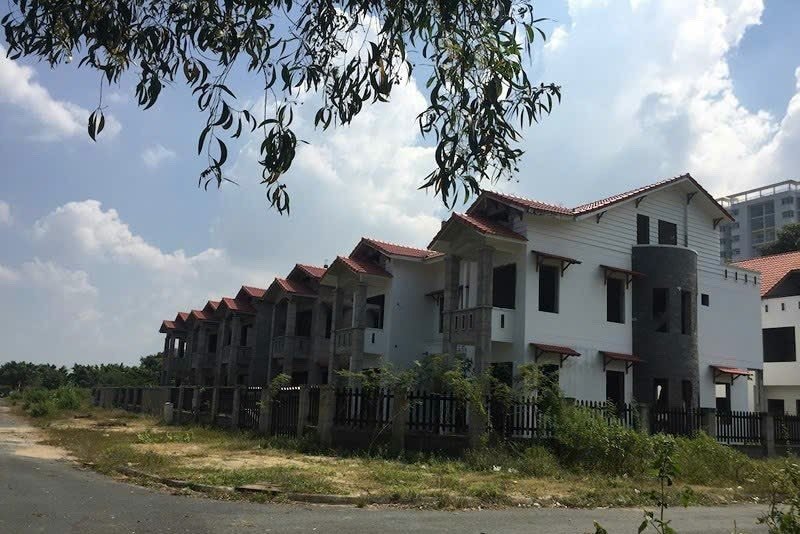 Những ngôi nhà hàng chục tỉ đồng “hằn in bóng dáng” nhà đầu tư, người mua ở thực như “kẻ lạc lối”- Ảnh 3.