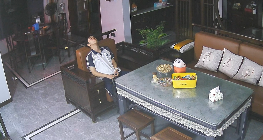 Bức ảnh chụp b&oacute;ng lưng một nam sinh trong ph&ograve;ng kh&aacute;m nh&igrave;n rất thương, thấy thứ cậu cầm tr&ecirc;n tay nhiều người quay sang bức x&uacute;c- Ảnh 2.