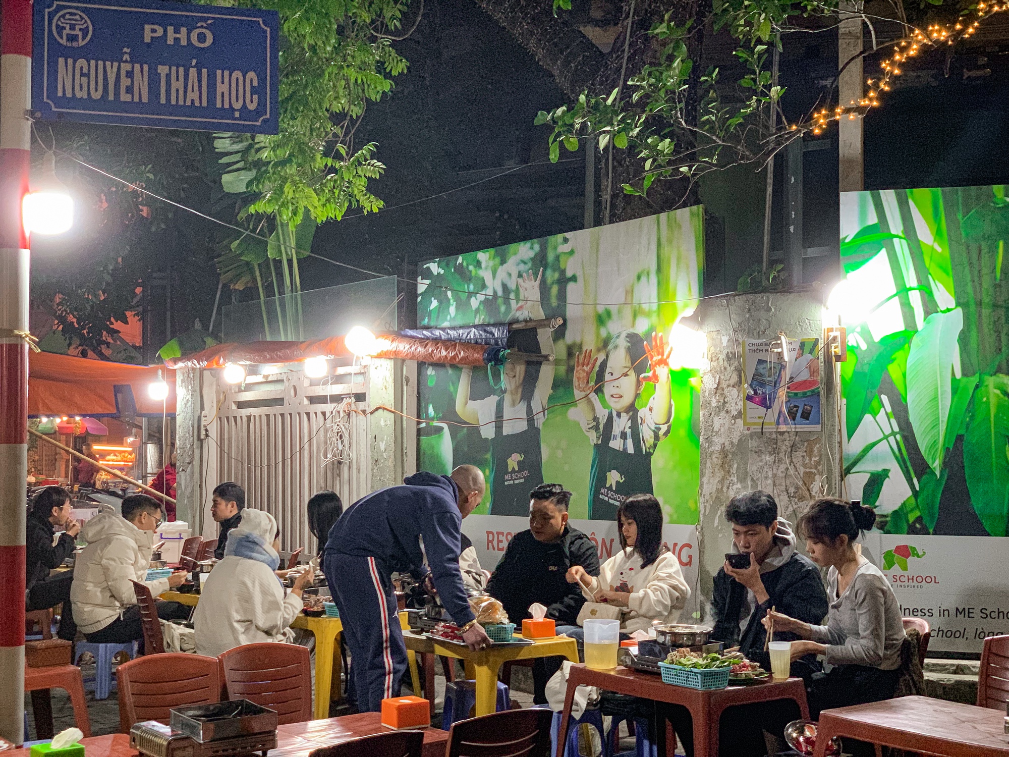 Hà Nội bước vào mùa đông thật sự, dân tình rủ nhau đi ăn lẩu nướng: "Đúng là quá hợp thời tiết mà!"- Ảnh 1.