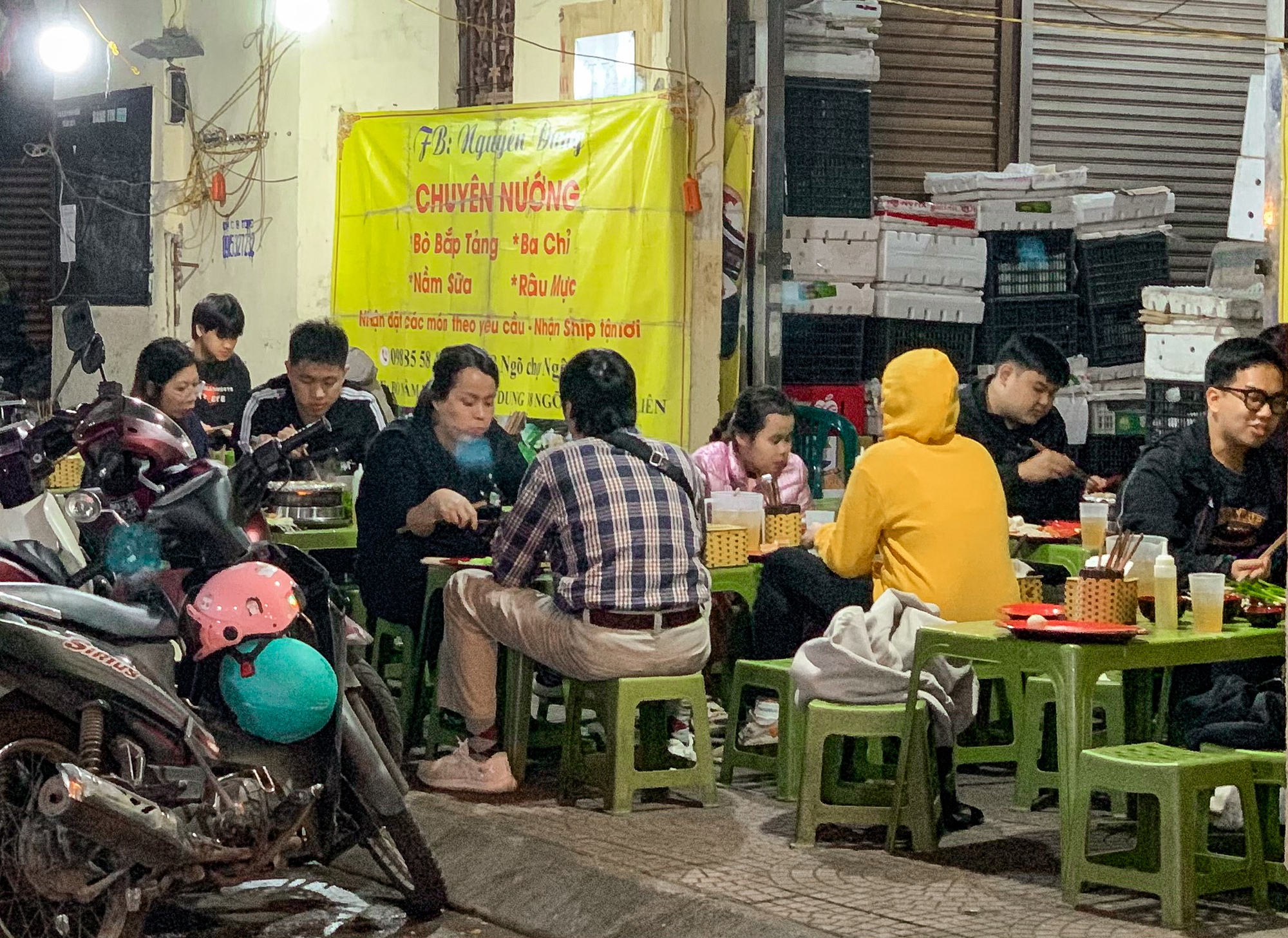 Hà Nội bước vào mùa đông thật sự, dân tình rủ nhau đi ăn lẩu nướng: "Đúng là quá hợp thời tiết mà!"- Ảnh 10.