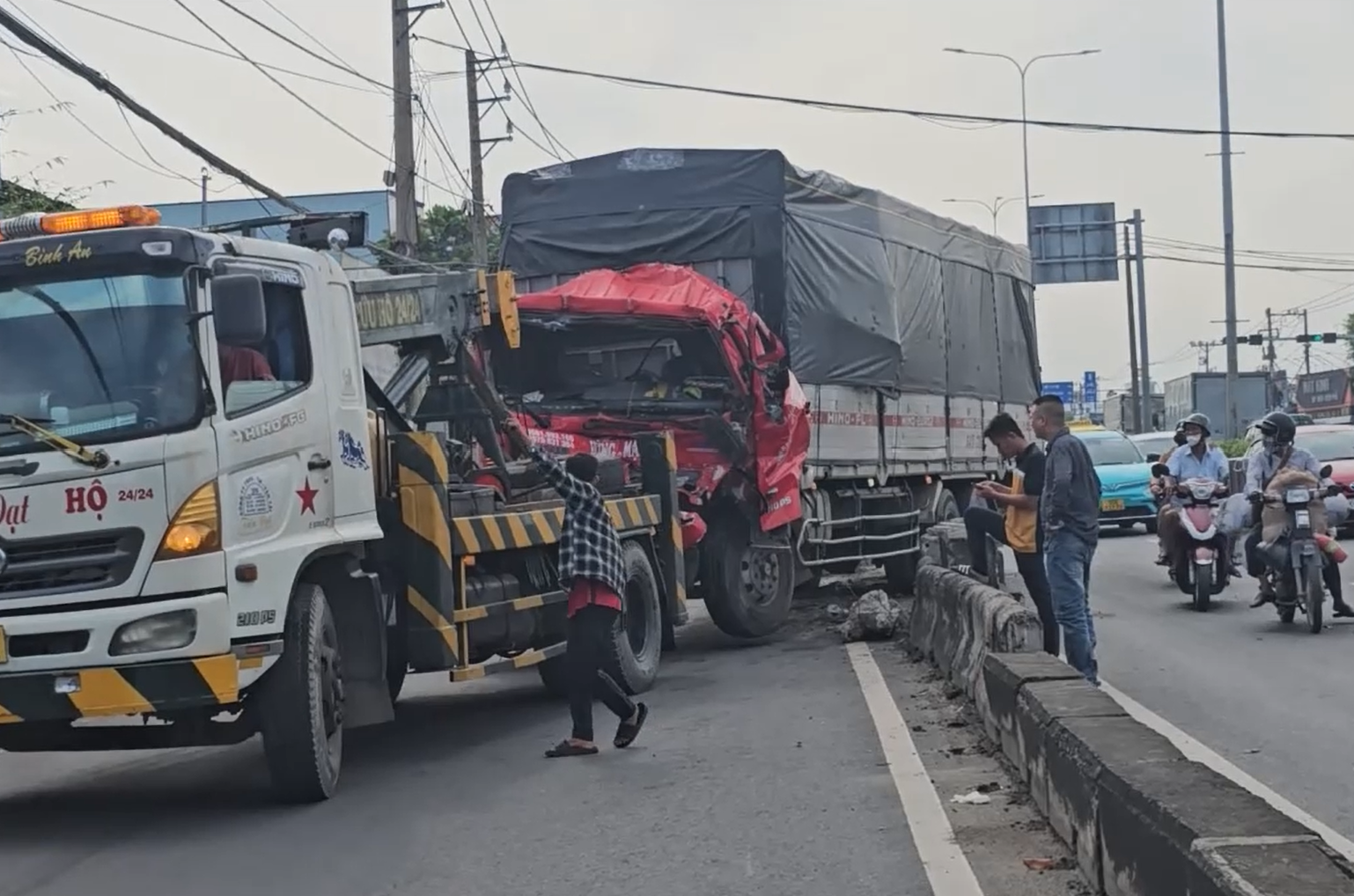 Tài xế mắc kẹt trong tai nạn xe tải Hóc Môn - Ảnh 2.