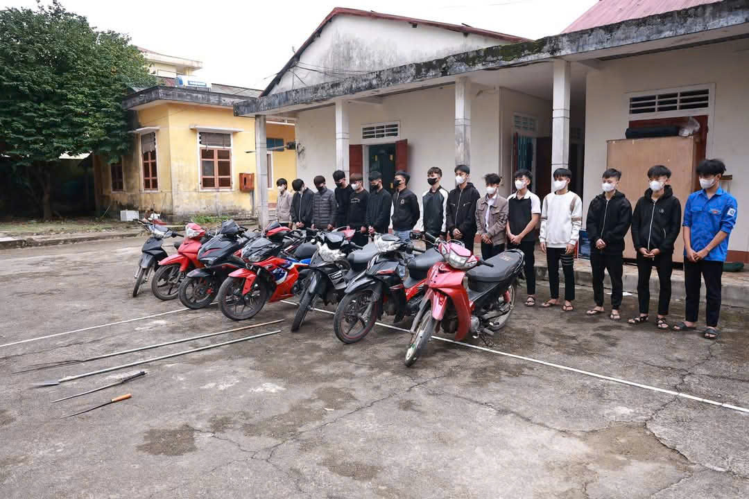 Nhóm quái xế Quảng Trị gây náo loạn với hung khí và tốc độ cao - Ảnh 1. Nhóm quái xế Quảng Trị gây náo loạn với hung khí và tốc độ cao - Ảnh 1.