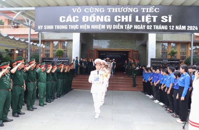 Xúc động lễ truy điệu liệt sĩ anh dũng hy sinh bảo vệ Tổ quốc - Ảnh 9.