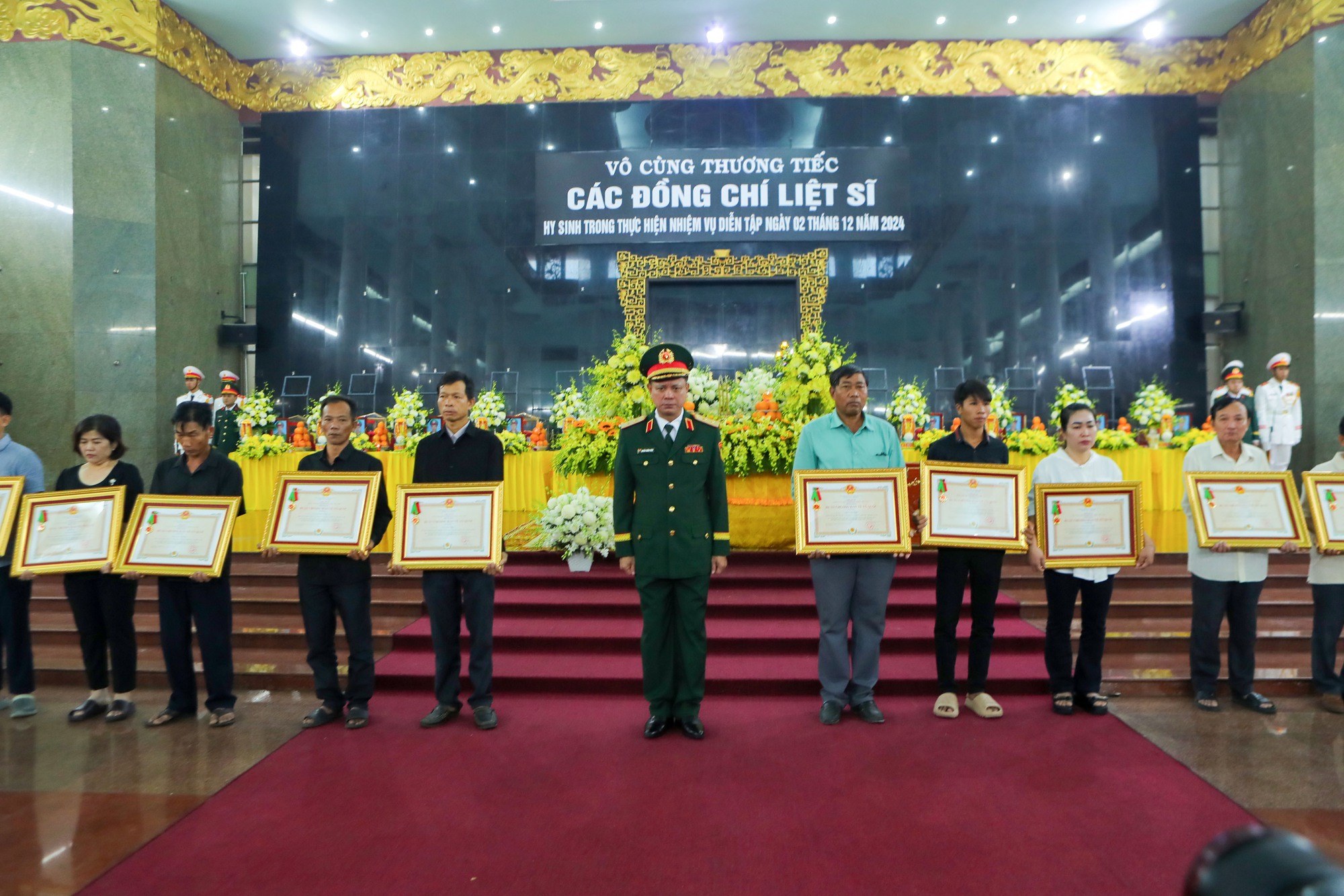 LỄ TRUY TẶNG HUÂN CHƯƠNG BẢO VỆ TỔ QUỐC HẠNG 3, BẰNG TỔ QUỐC GHI CÔNG, HUY HIỆU TUỔI TRẺ DŨNG CẢM; TIỄN BIỆT 12 LIỆT SĨ QUÂN KHU 7- Ảnh 2.