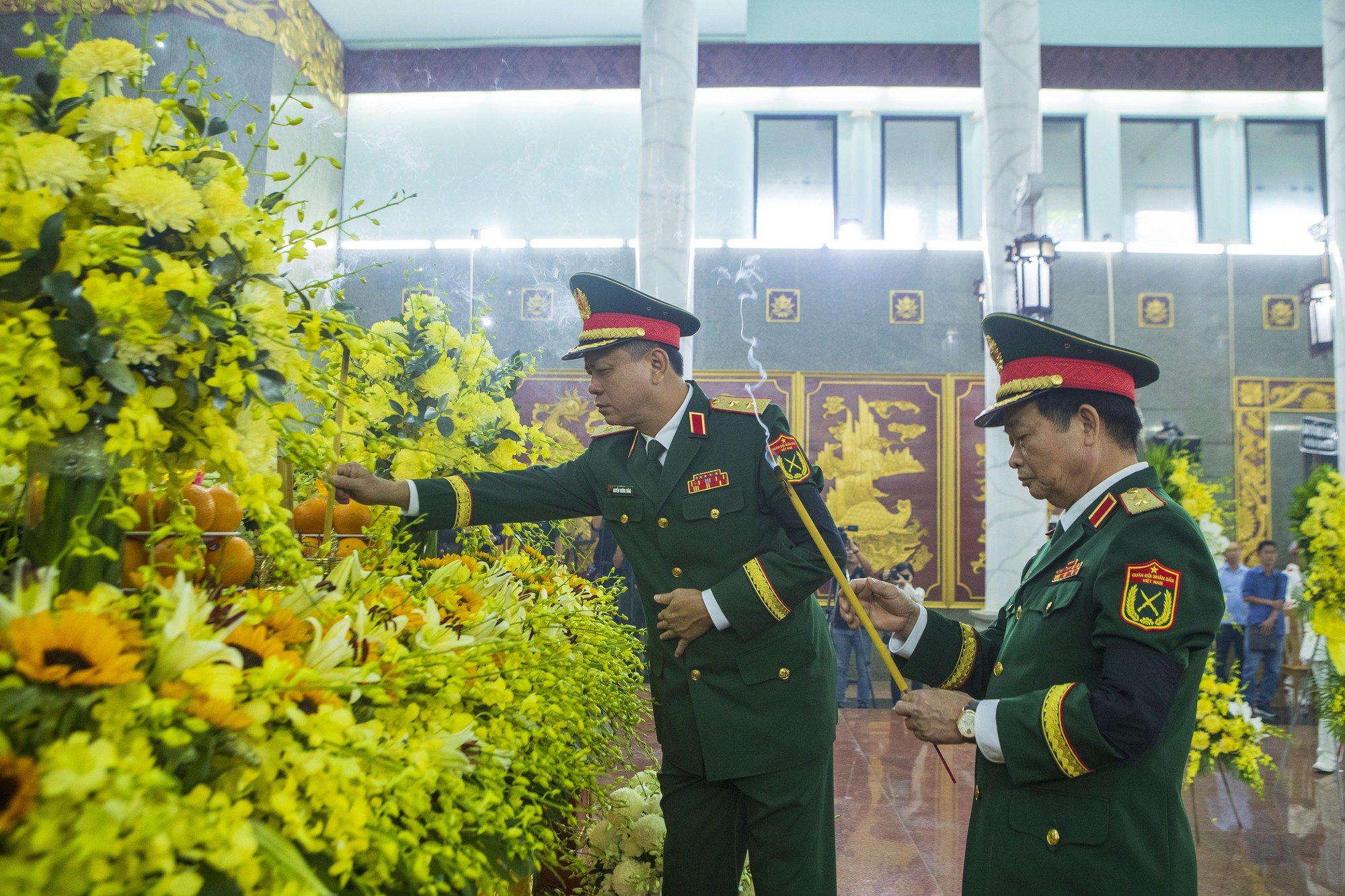 LỄ TRUY TẶNG HUÂN CHƯƠNG BẢO VỆ TỔ QUỐC HẠNG 3, BẰNG TỔ QUỐC GHI CÔNG, HUY HIỆU TUỔI TRẺ DŨNG CẢM; TIỄN BIỆT 12 LIỆT SĨ QUÂN KHU 7- Ảnh 10.