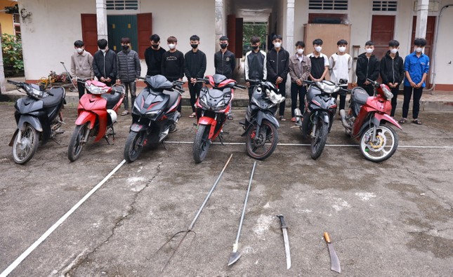 Bắt nh&oacute;m qu&aacute;i xế Hải Lăng mang hung kh&iacute; rượt đ&aacute;nh người đi đường - Ảnh 1.