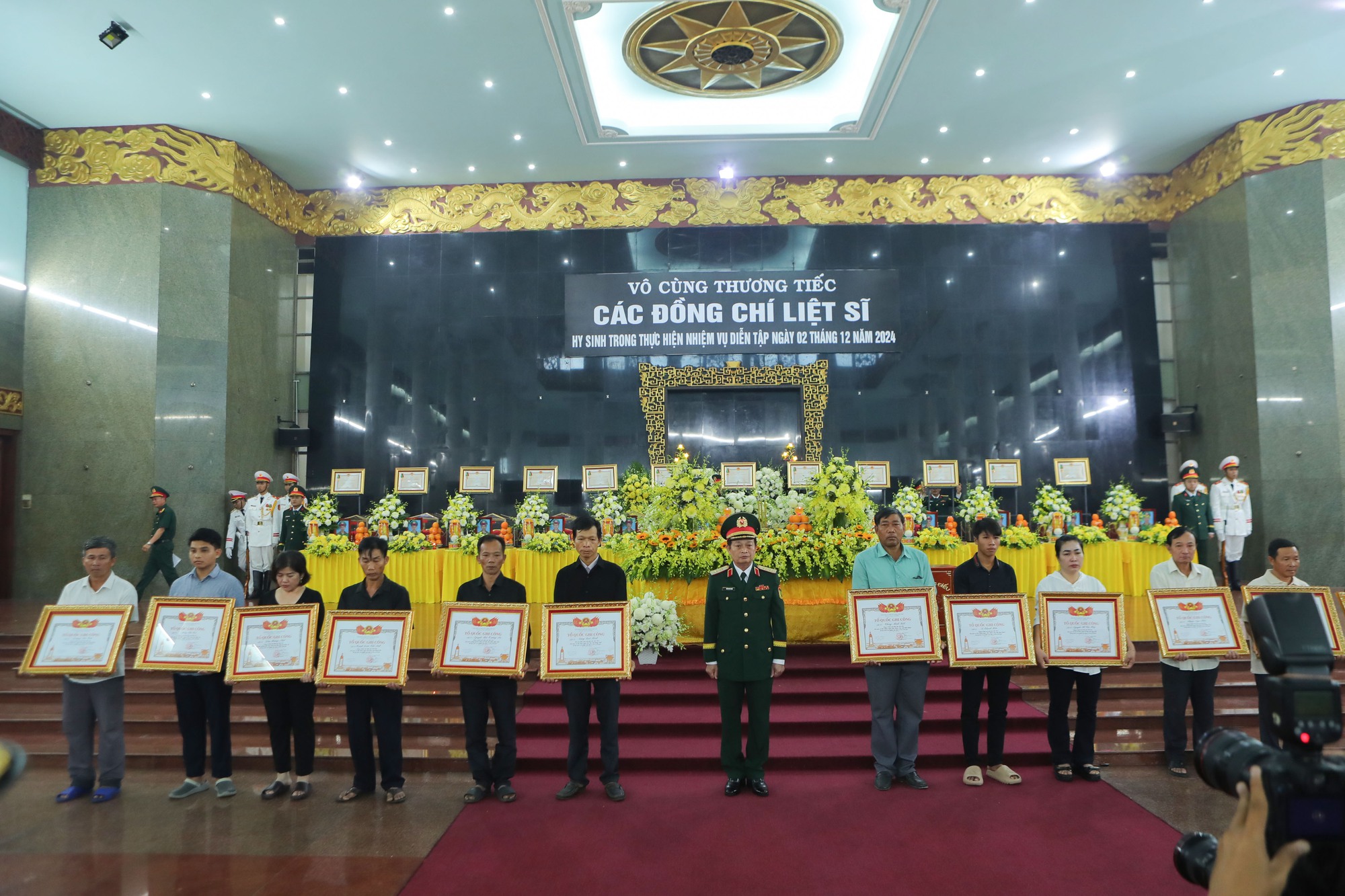 LỄ TRUY TẶNG HUÂN CHƯƠNG BẢO VỆ TỔ QUỐC HẠNG 3, BẰNG TỔ QUỐC GHI CÔNG, HUY HIỆU TUỔI TRẺ DŨNG CẢM; TIỄN BIỆT 12 LIỆT SĨ QUÂN KHU 7- Ảnh 3.