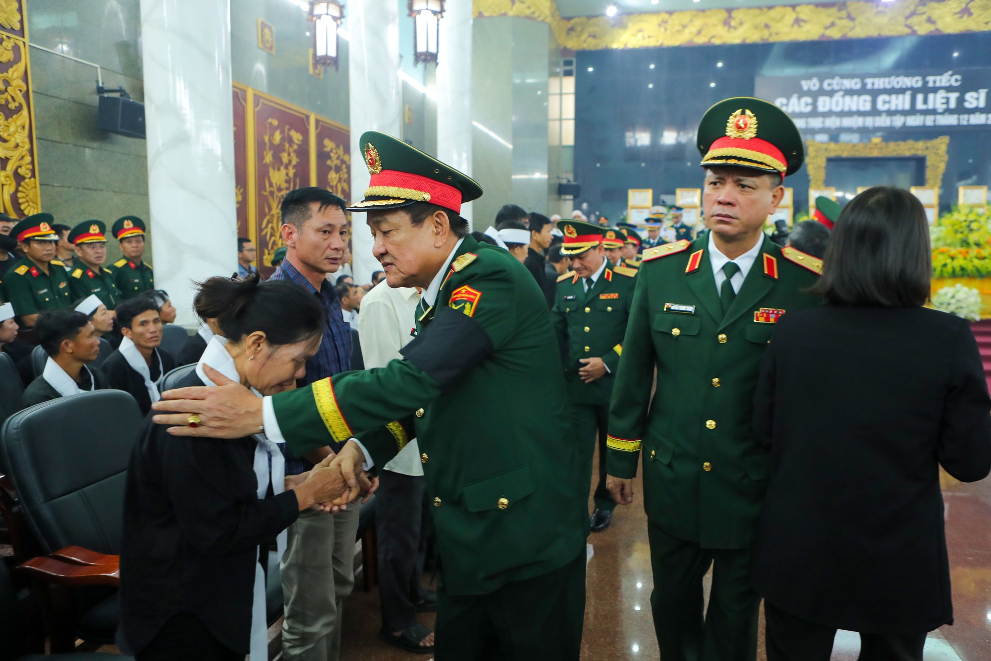 LỄ TRUY TẶNG HUÂN CHƯƠNG BẢO VỆ TỔ QUỐC HẠNG 3, BẰNG TỔ QUỐC GHI CÔNG, HUY HIỆU TUỔI TRẺ DŨNG CẢM; TIỄN BIỆT 12 LIỆT SĨ QUÂN KHU 7- Ảnh 9.