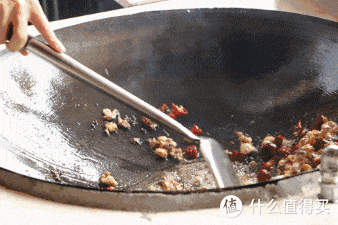 Tôi điếng người nhận ra: Chiếc nồi này là "sát thủ ngầm", càng dùng càng đe dọa sức khỏe - Ảnh 1.