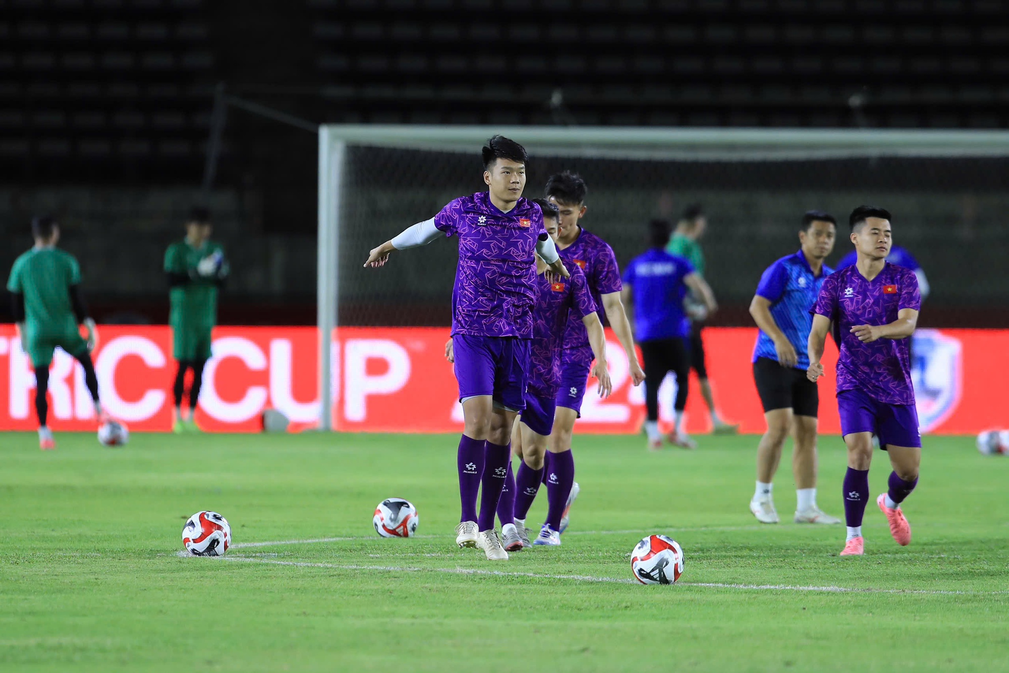 Tóm dính ông Park Hang-seo và bà xã sang Lào cổ vũ ĐT Việt Nam đá AFF Cup, không còn là HLV vẫn trọng tình- Ảnh 6.