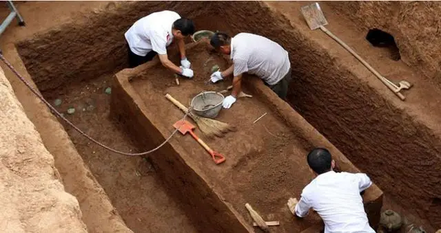 Lão nông đào đất phát hiện mộ cổ , chuyên gia: "Hãy chôn lại, 13 năm nữa kho báu xuất hiện"! - Ảnh 1.