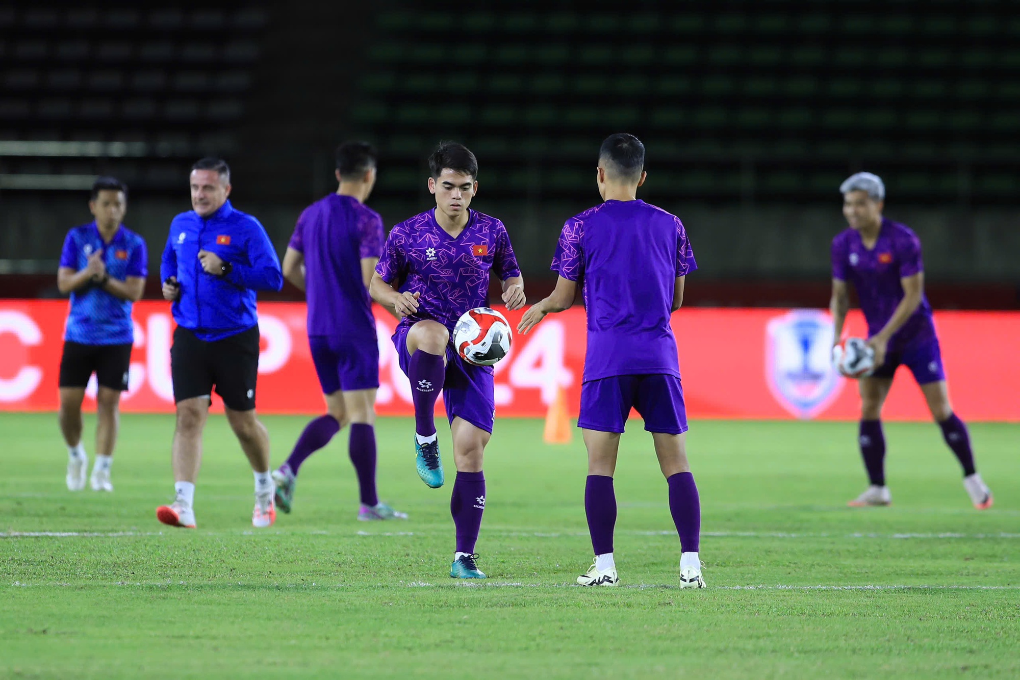 Tóm dính ông Park Hang-seo và bà xã sang Lào cổ vũ ĐT Việt Nam đá AFF Cup, không còn là HLV vẫn trọng tình- Ảnh 7.