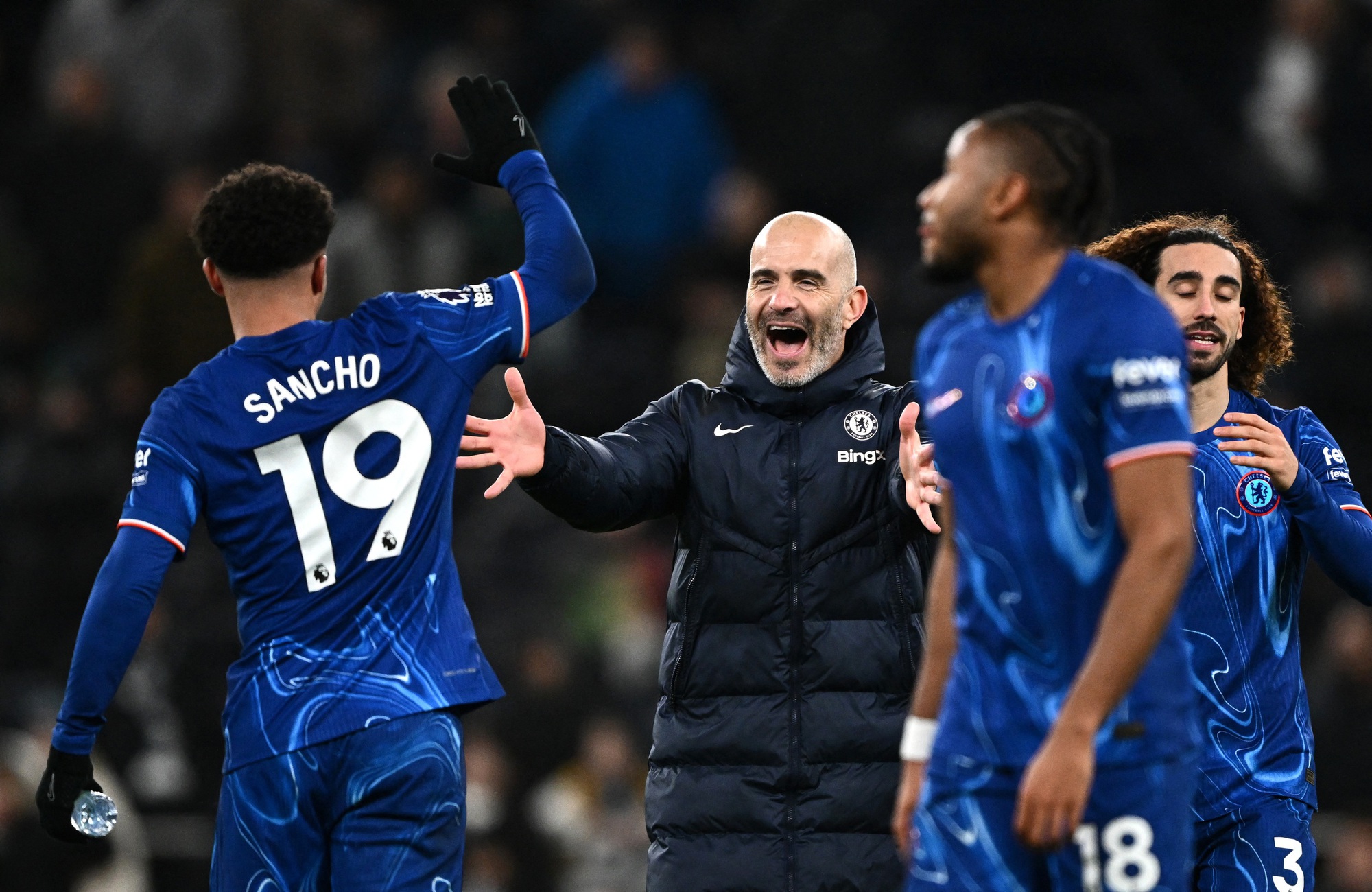 Tottenham "tự hủy diệt" ở trận cầu 7 bàn, Chelsea áp sát ngôi đầu- Ảnh 1. Tottenham "tự hủy diệt" ở trận cầu 7 bàn, Chelsea áp sát ngôi đầu- Ảnh 1.