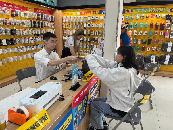 Nh&agrave; b&aacute;n lẻ h&agrave;ng đầu bắt tay ng&acirc;n h&agrave;ng tư nh&acirc;n viết n&ecirc;n trải nghiệm mới cho người Việt - Ảnh 1.