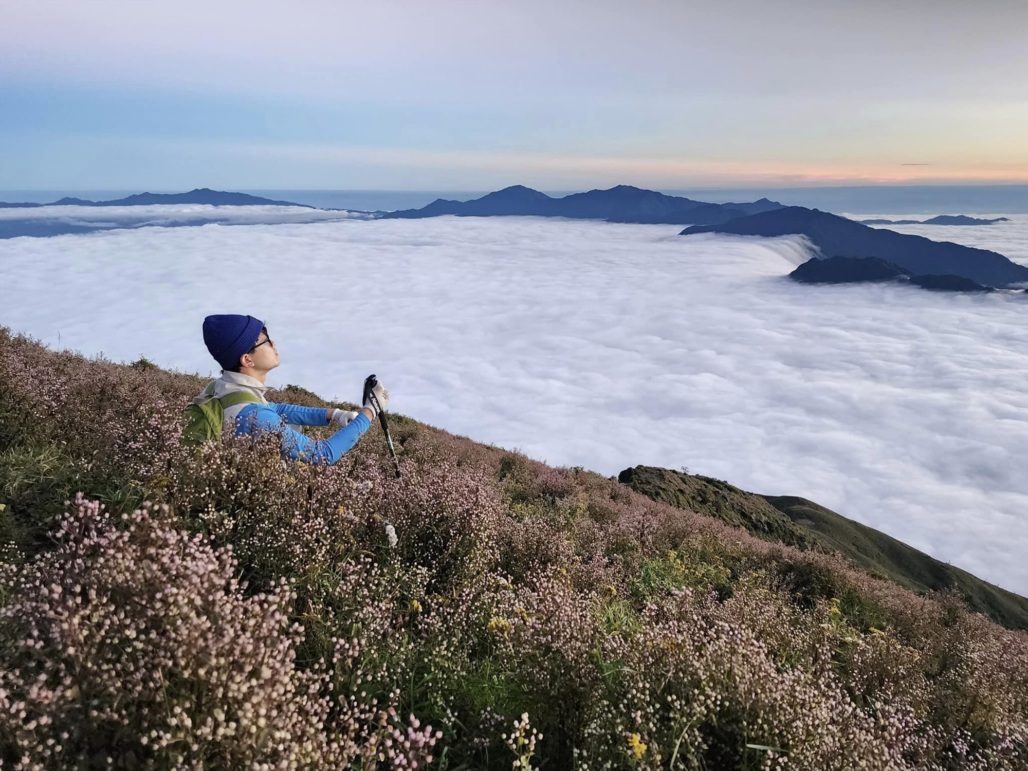 Thiên đường mây tím ở độ cao 3000m hút hàng nghìn người tới check-in: Top 7 ngọn núi cao nhất Việt Nam, chỉ cách Hà Nội 250km, dân mê trekking cực mê mẩn- Ảnh 1.