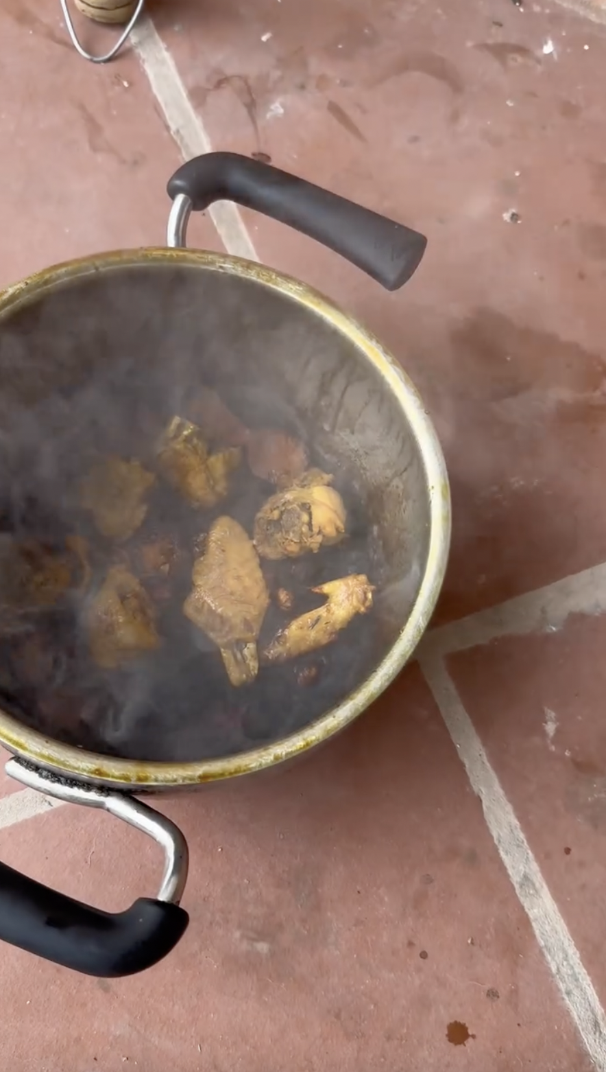 Cô vợ đang kho gà thì bỏ sang nhà hàng xóm buôn chuyện, camera ghi lại cảnh tượng "hú hồn chim én"- Ảnh 3.