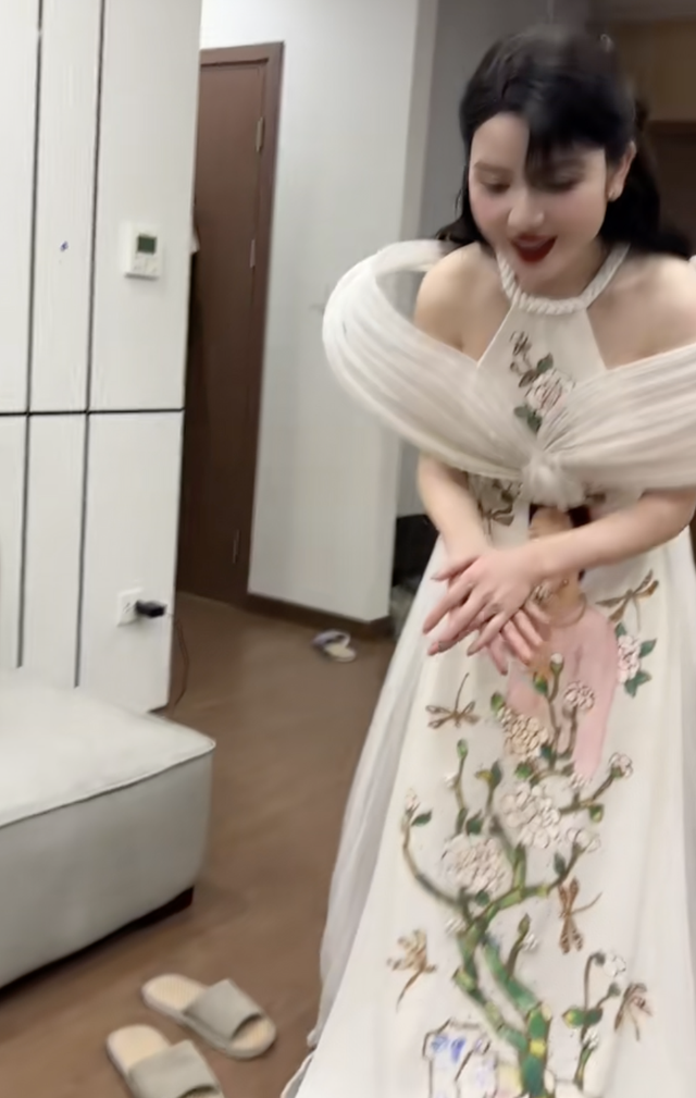 Chu Thanh Huyền nh&igrave;n ngỡ Ngọc Trinh, chỉ n&oacute;i một c&acirc;u với mẹ chồng đ&atilde; được netizen khen: Quang Hải lấy em n&agrave;y đ&uacute;ng đắn- Ảnh 2.