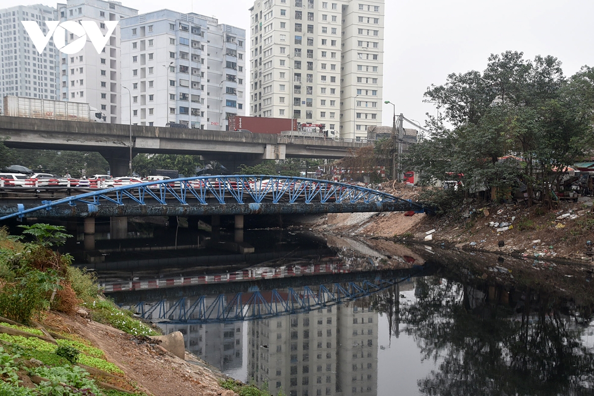 Cận cảnh ô nhiễm sông Tô Lịch và Những dòng sông tại Hà Nội - Ảnh 2.