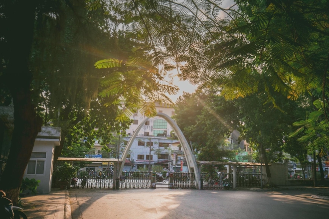 Những chiếc cổng trường "bá đạo" nhất Việt Nam: Từ parabol đến thiết kế xiêu vẹo, "gi gỉ gì gi" dáng gì cũng có- Ảnh 5.