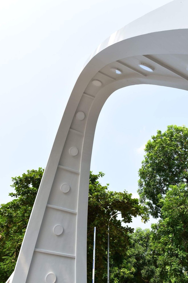 Những chiếc cổng trường "bá đạo" nhất Việt Nam: Từ parabol đến thiết kế xiêu vẹo, "gi gỉ gì gi" dáng gì cũng có- Ảnh 4.