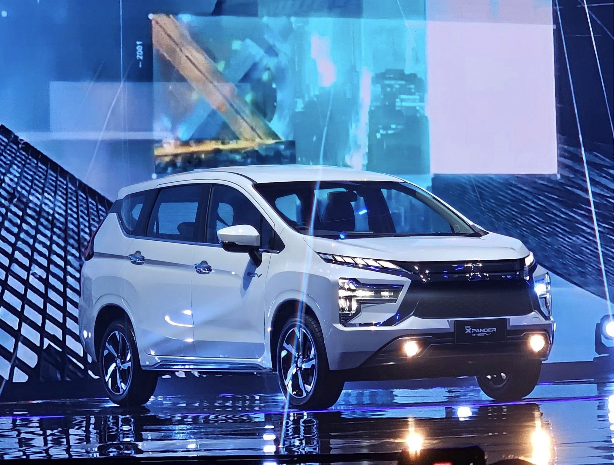 Mitsubishi Xpander HEV ra mắt: Máy hybrid 1.6L, cần số điện tử, 7 chế độ lái, giá quy đổi gần 630 triệu- Ảnh 1.