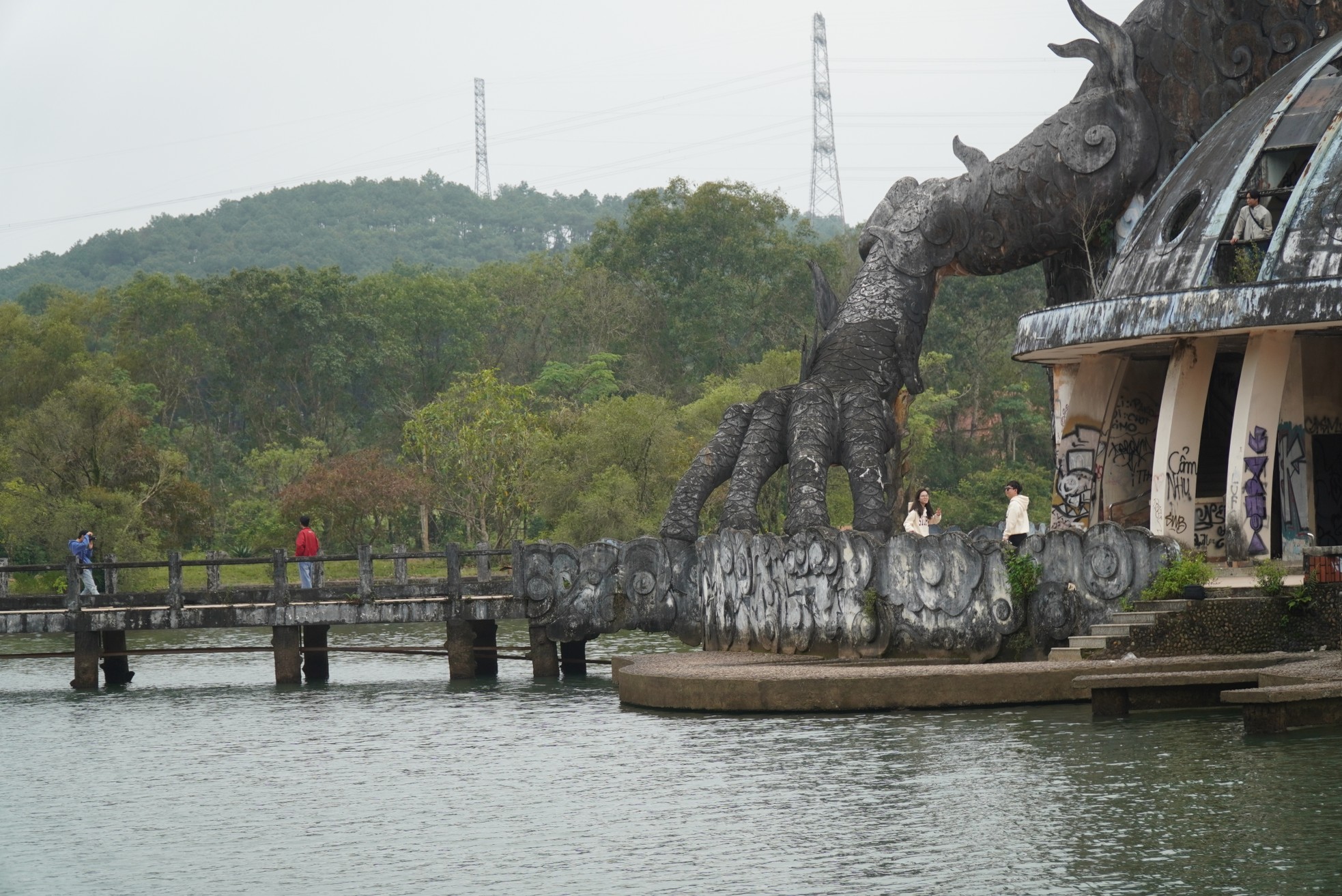 Kéo nhau lên công viên ‘kinh dị’ tại Huế ngắm rồng khổng lồ trước khi bị đập bỏ- Ảnh 14.