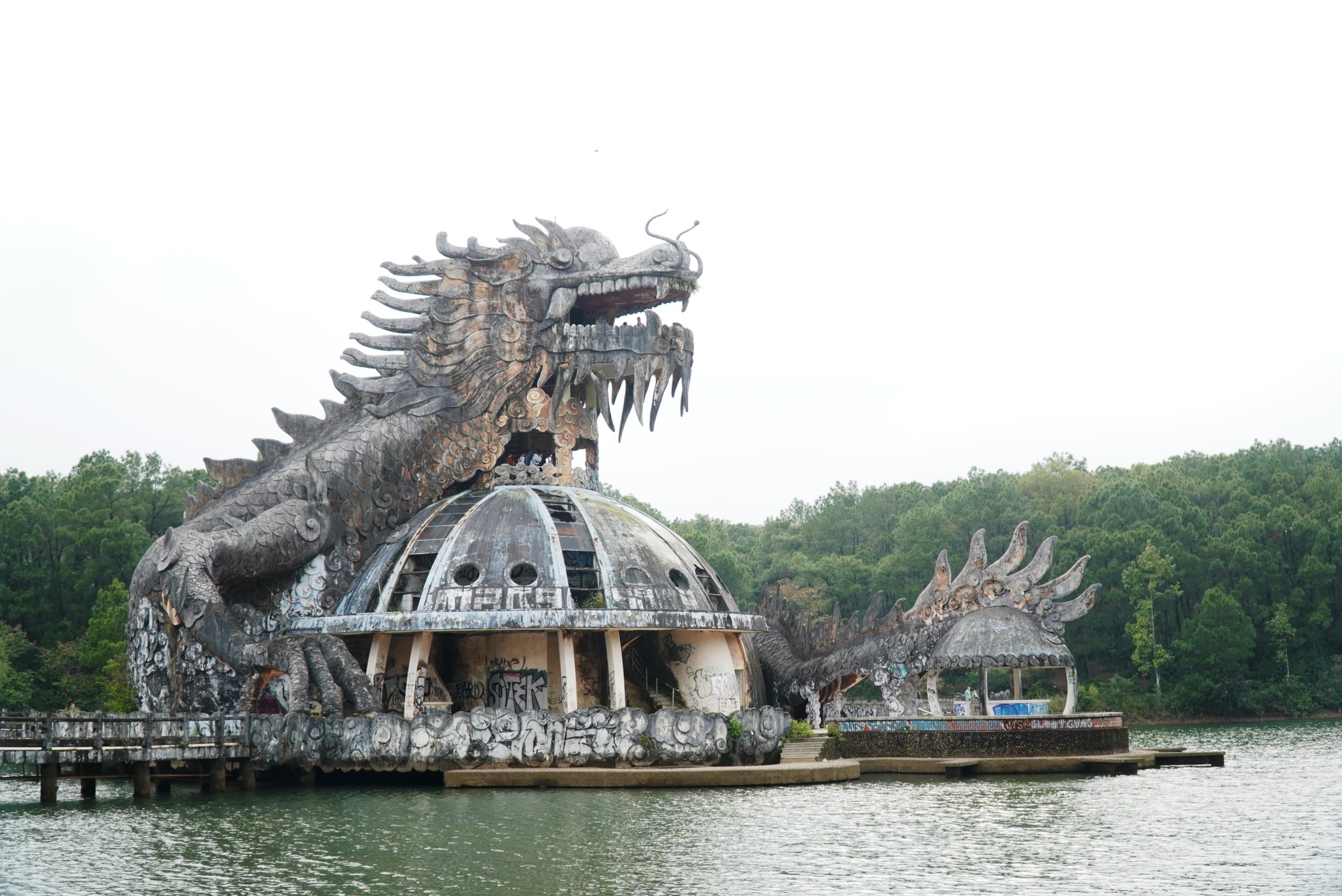 Kéo nhau lên công viên ‘kinh dị’ tại Huế ngắm rồng khổng lồ trước khi bị đập bỏ- Ảnh 15.