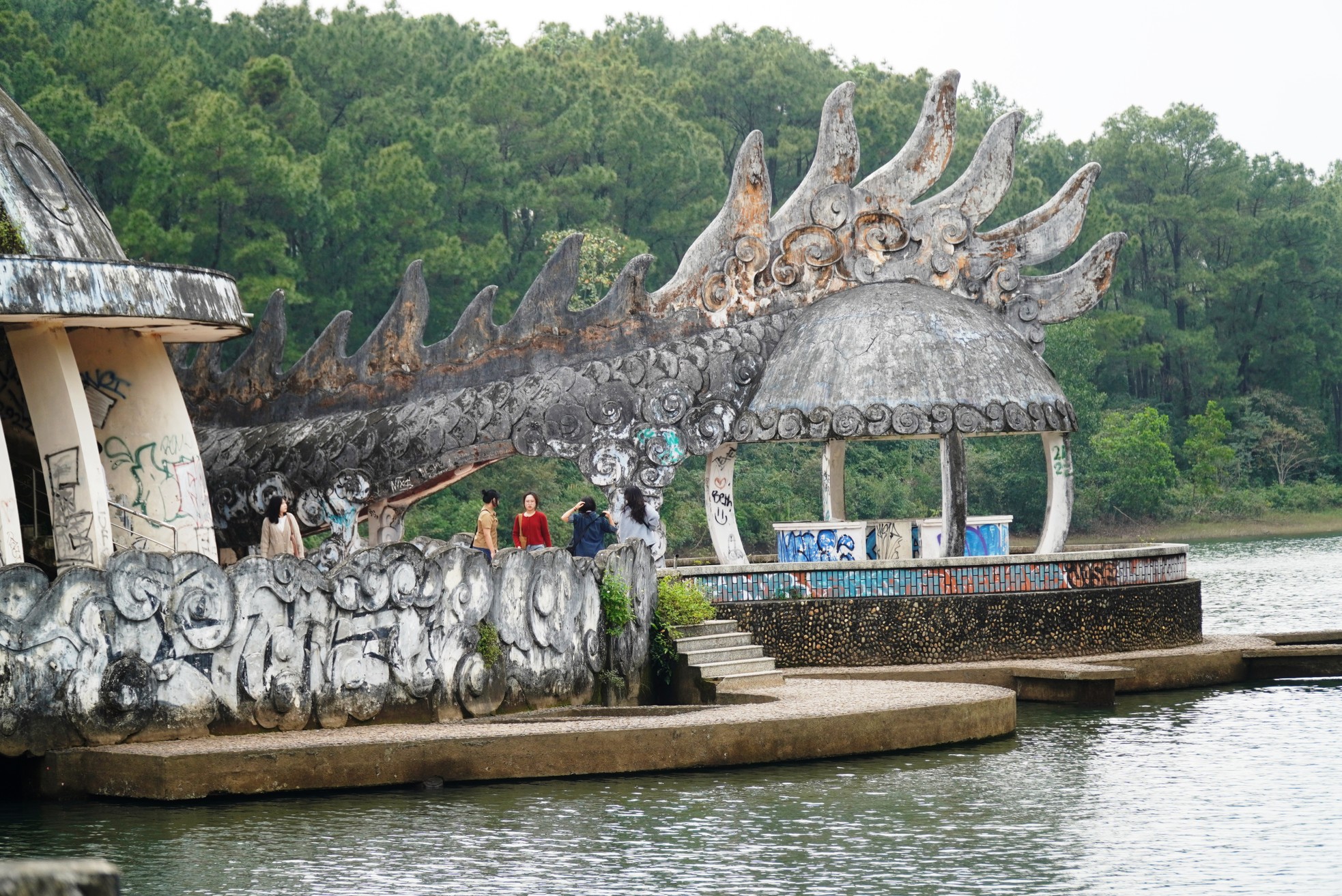 Kéo nhau lên công viên ‘kinh dị’ tại Huế ngắm rồng khổng lồ trước khi bị đập bỏ- Ảnh 18.
