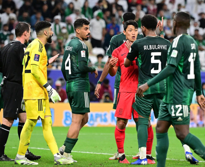 "Oppa" Son Heung-min có phản ứng nhận được mưa lời khen sau khị bị đối thủ giật tóc ngay tại Asian Cup 2023- Ảnh 3.