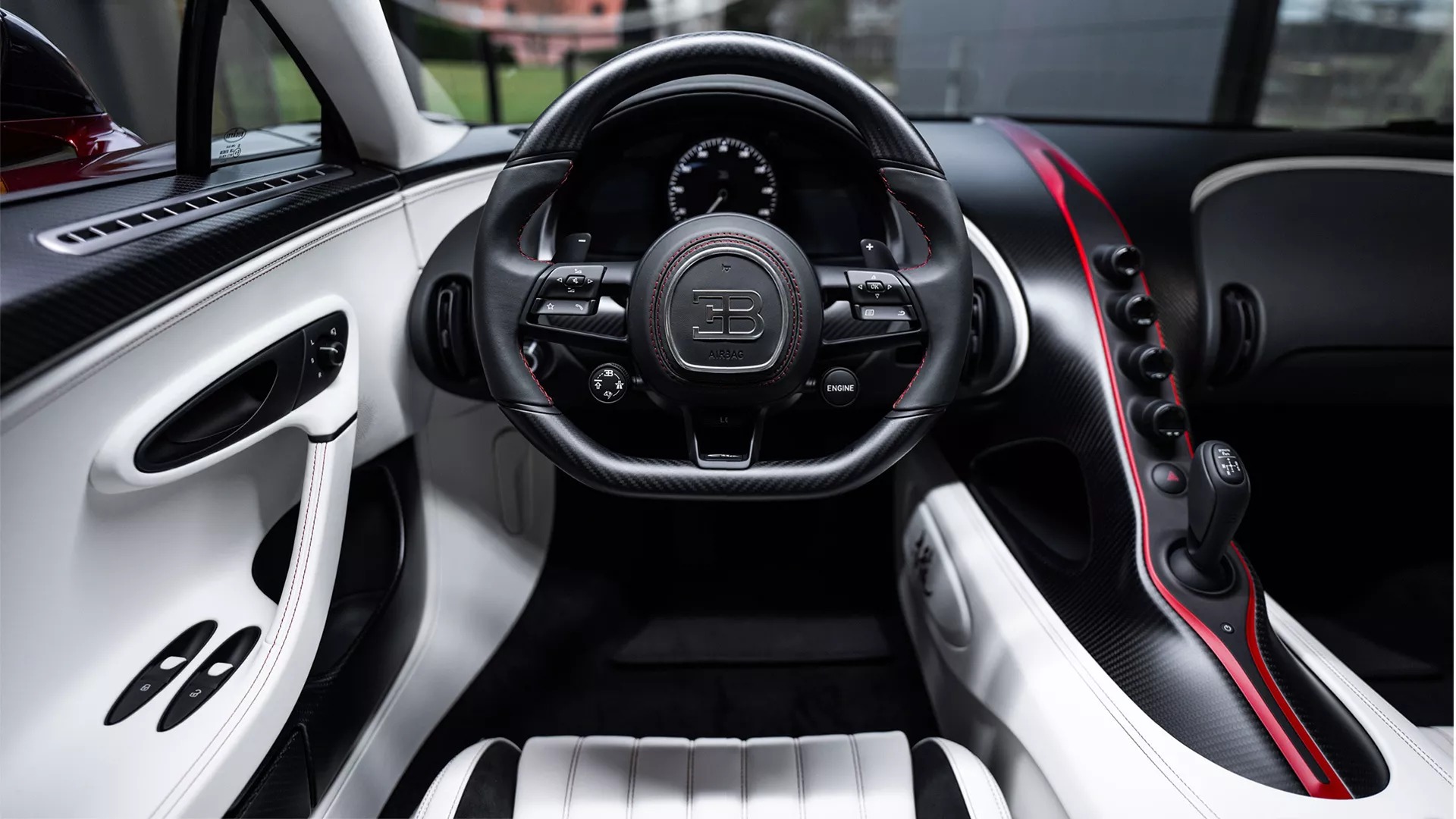 Đại gia tuổi Thìn sẽ thích chiếc Bugatti Chiron này: Vỏ carbon chuyển màu, thêm cửa sổ trời tốn hơn 1,5 tỷ đồng- Ảnh 2.