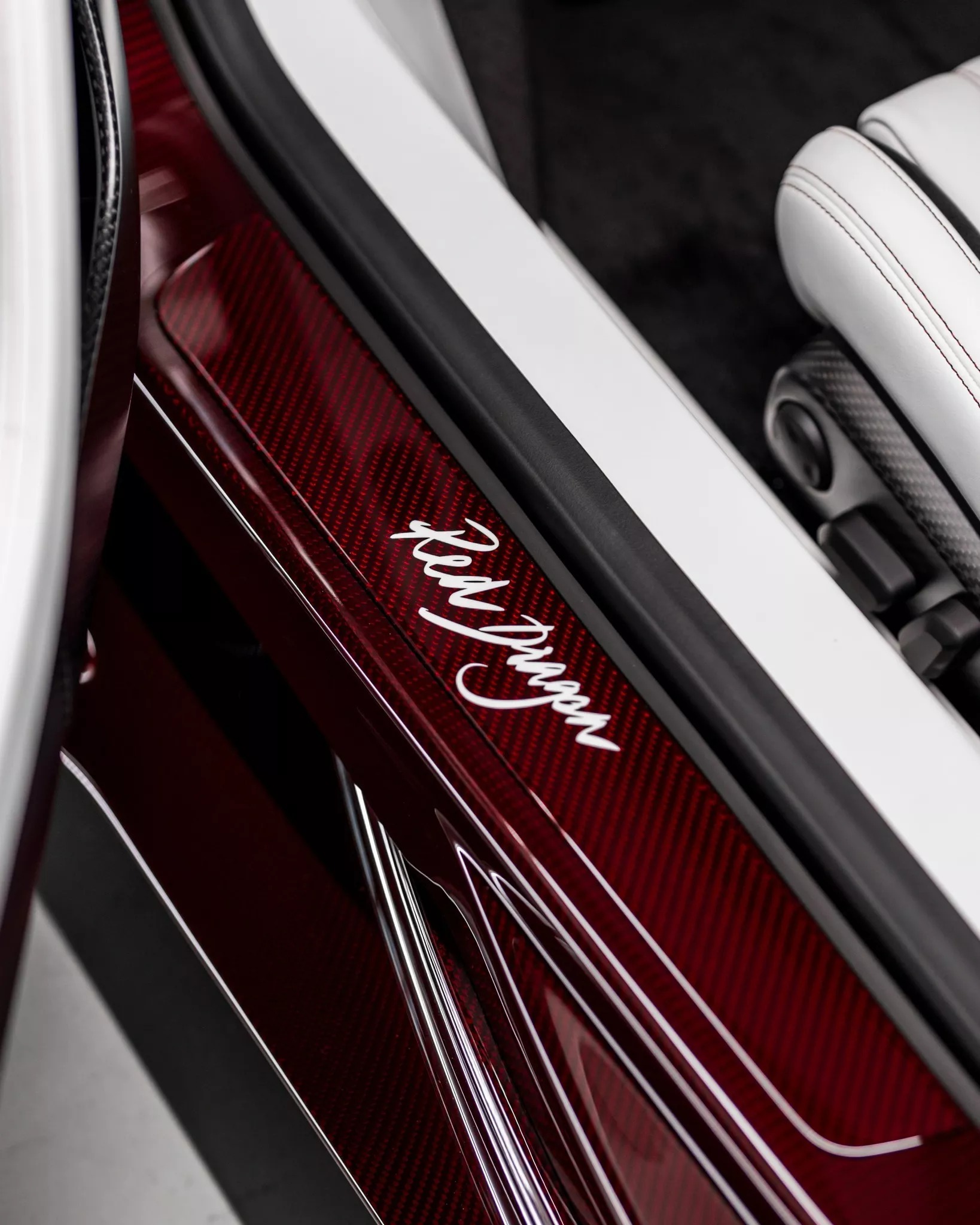 Đại gia tuổi Thìn sẽ thích chiếc Bugatti Chiron này: Vỏ carbon chuyển màu, thêm cửa sổ trời tốn hơn 1,5 tỷ đồng- Ảnh 9.