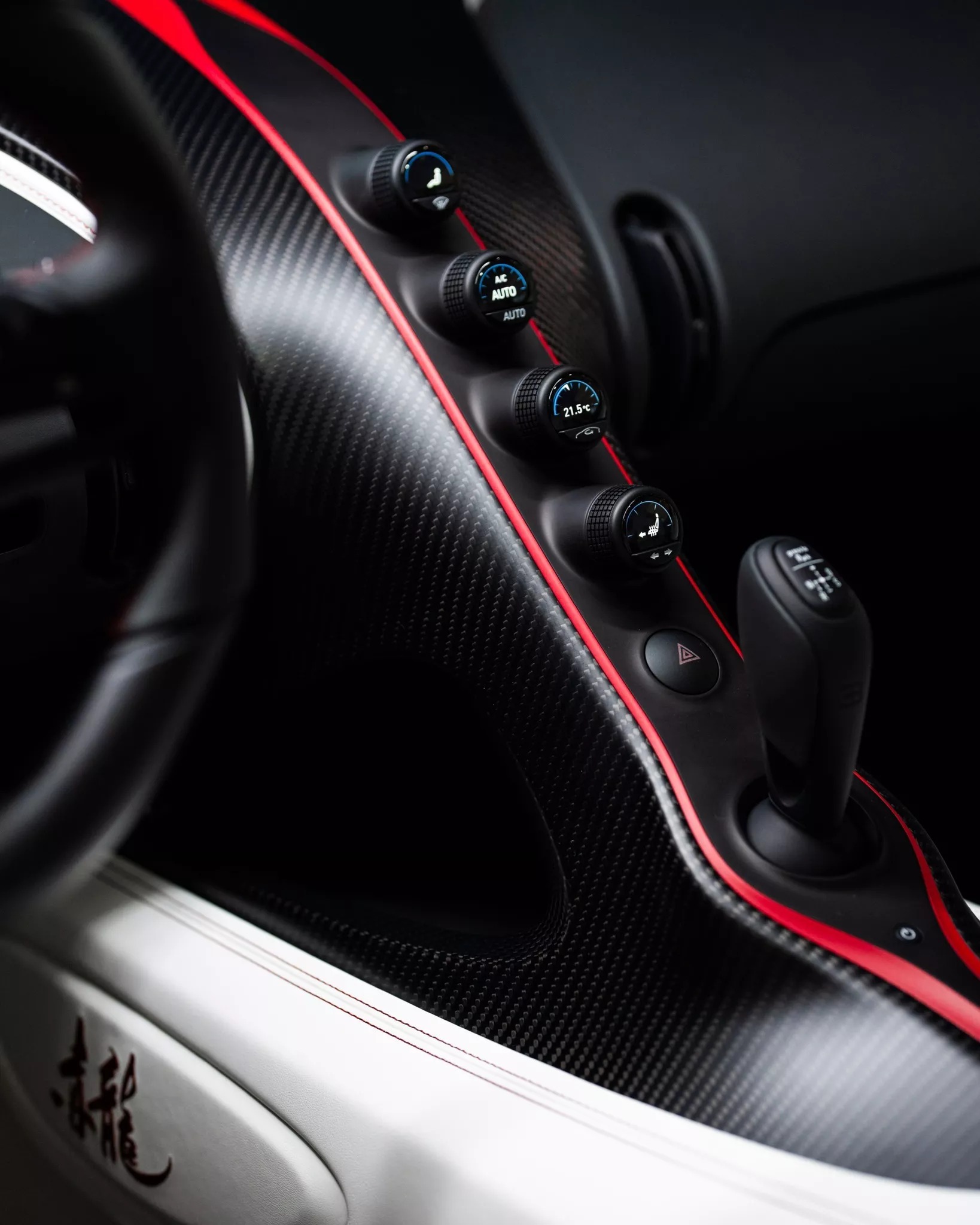 Đại gia tuổi Thìn sẽ thích chiếc Bugatti Chiron này: Vỏ carbon chuyển màu, thêm cửa sổ trời tốn hơn 1,5 tỷ đồng- Ảnh 7.