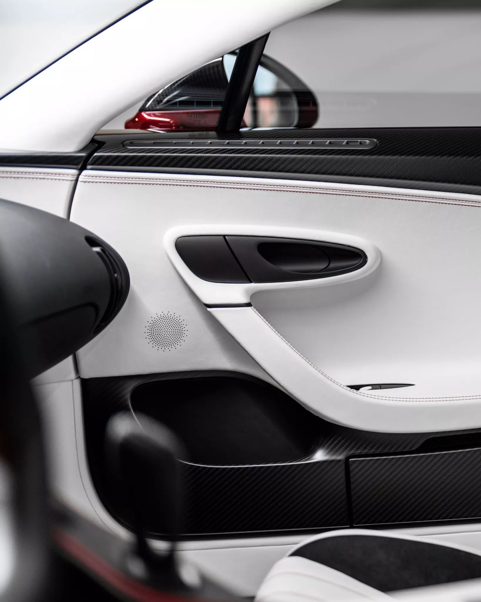 Đại gia tuổi Thìn sẽ thích chiếc Bugatti Chiron này: Vỏ carbon chuyển màu, thêm cửa sổ trời tốn hơn 1,5 tỷ đồng- Ảnh 8.