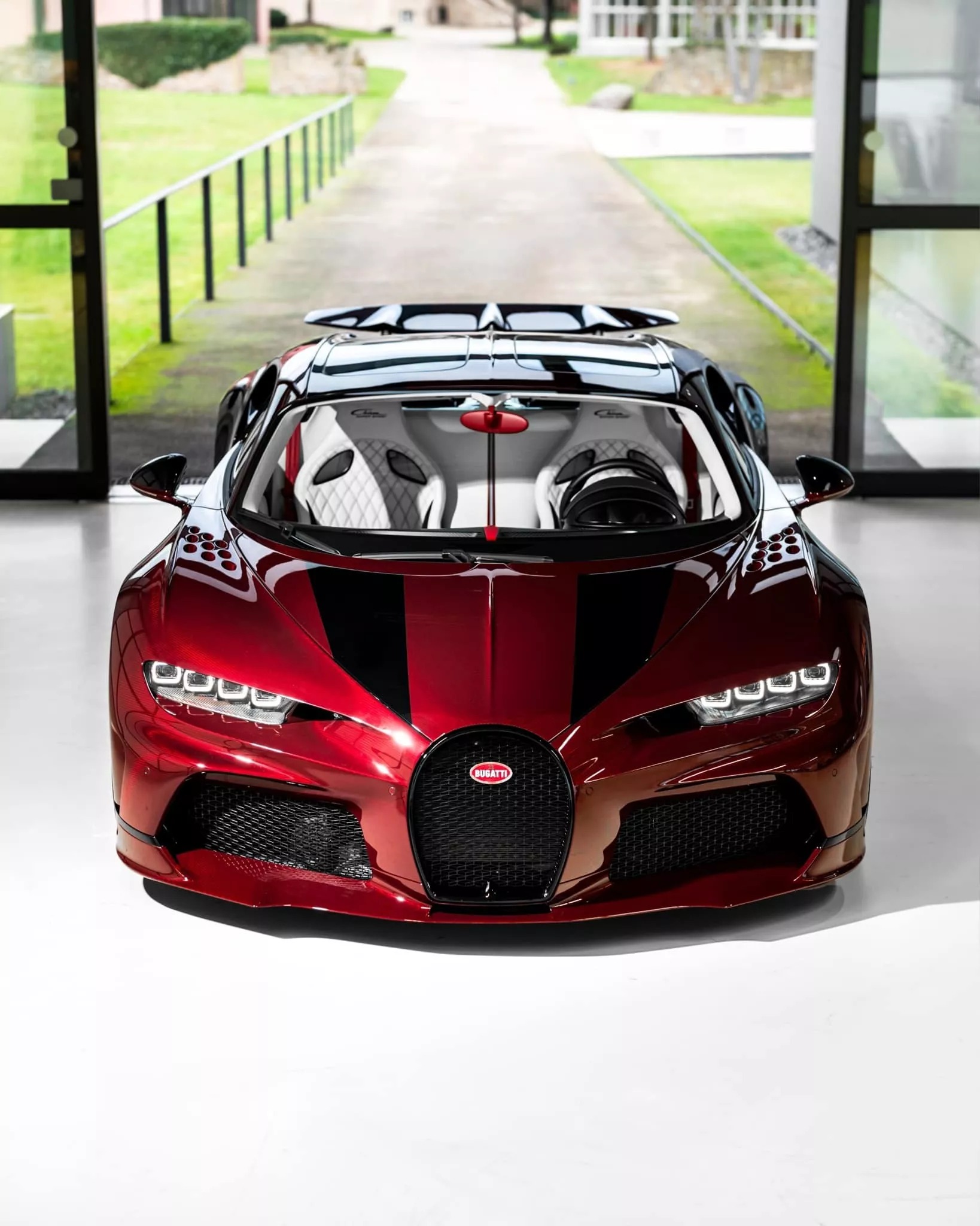 Đại gia tuổi Thìn sẽ thích chiếc Bugatti Chiron này: Vỏ carbon chuyển màu, thêm cửa sổ trời tốn hơn 1,5 tỷ đồng- Ảnh 3.