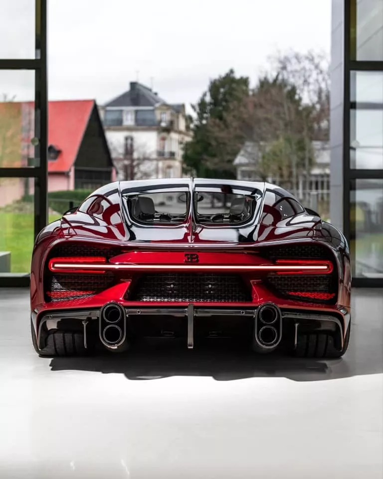 Đại gia tuổi Thìn sẽ thích chiếc Bugatti Chiron này: Vỏ carbon chuyển màu, thêm cửa sổ trời tốn hơn 1,5 tỷ đồng- Ảnh 4.