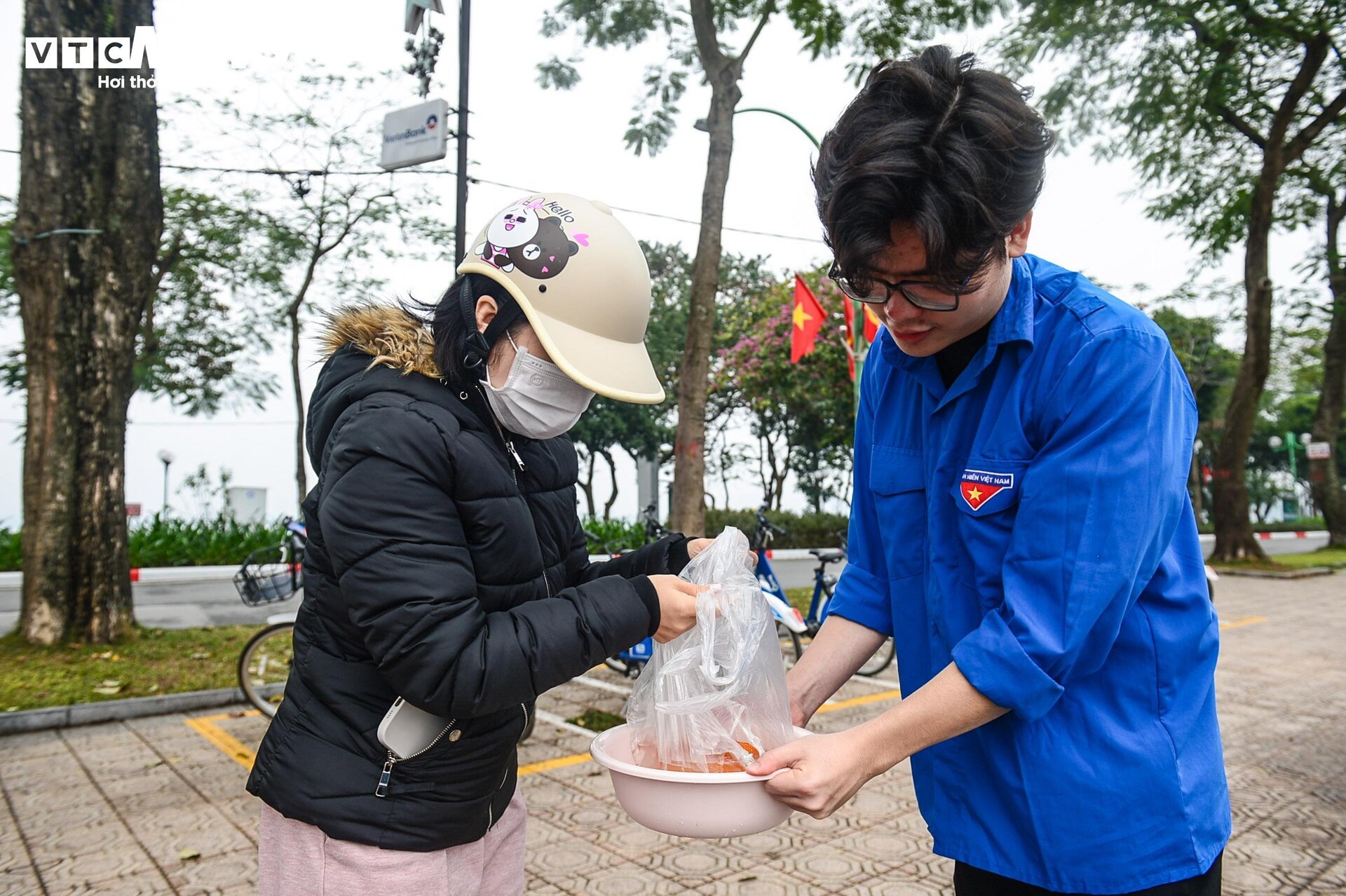 Người Hà Nội thả cá chép tiễn ông Công ông Táo về trời- Ảnh 4.