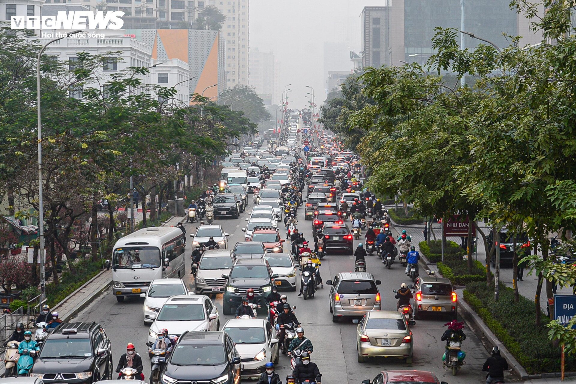 Tắc đường suốt ngày đêm, người Hà Nội chật vật đi lại ngày giáp Tết- Ảnh 3.