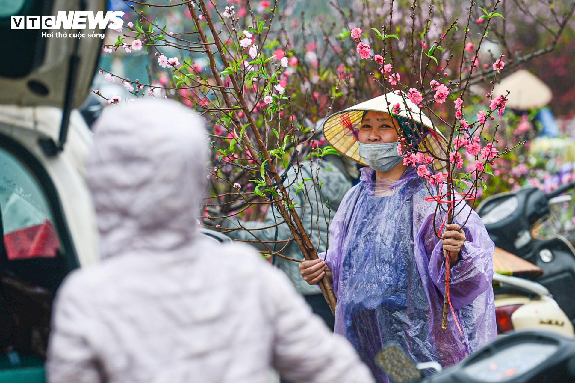 Tắc đường suốt ngày đêm, người Hà Nội chật vật đi lại ngày giáp Tết- Ảnh 14.