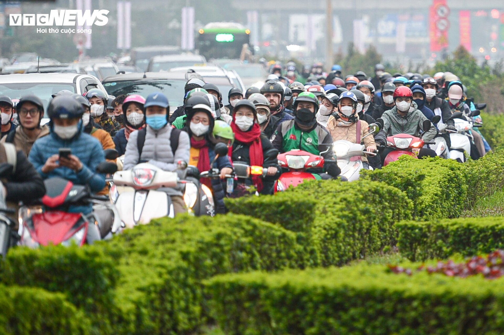 Tắc đường suốt ngày đêm, người Hà Nội chật vật đi lại ngày giáp Tết- Ảnh 7.