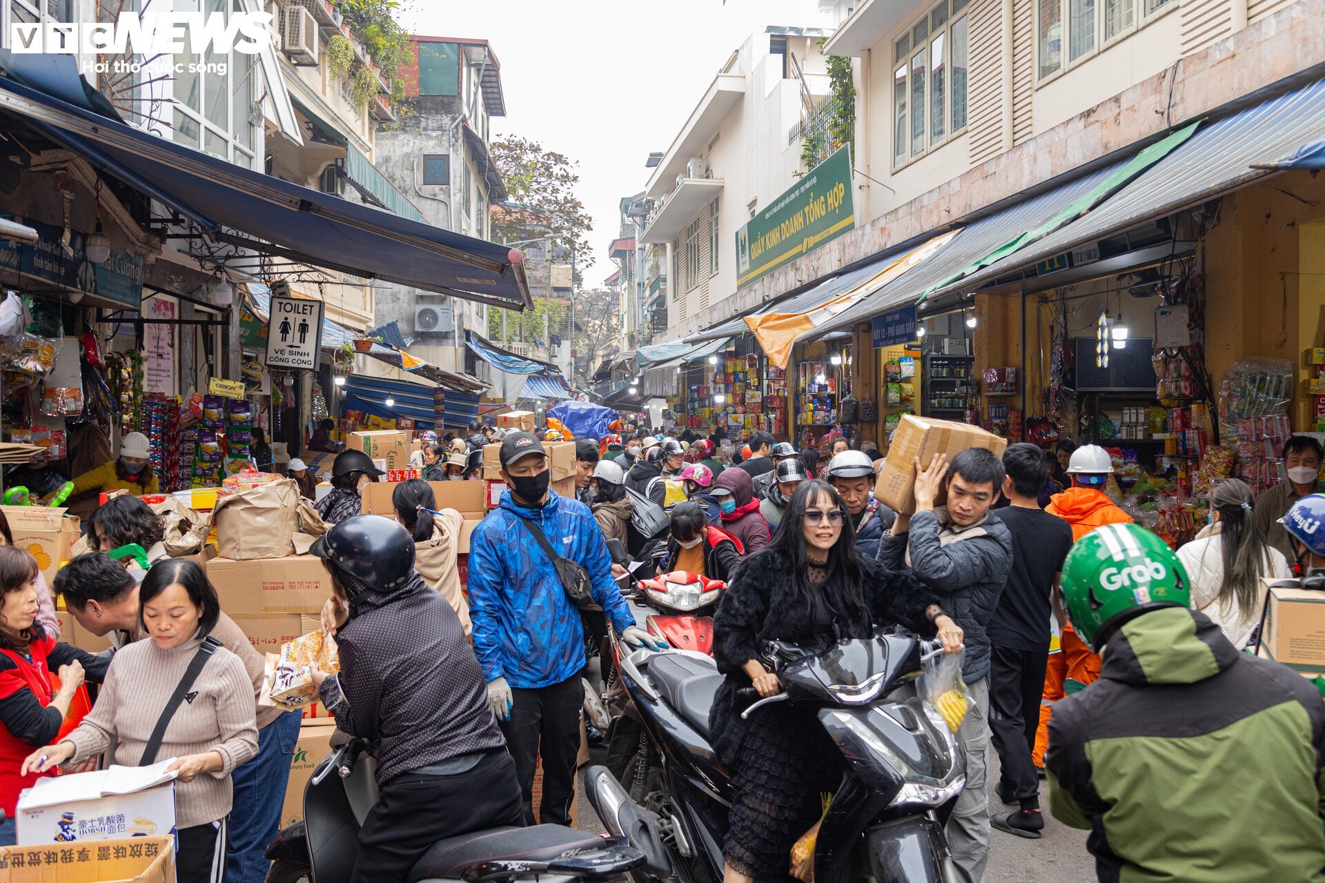 Người dân đổ xô sắm Tết, 'thủ phủ' bánh kẹo ở Hà Nội 'thất thủ'- Ảnh 1.