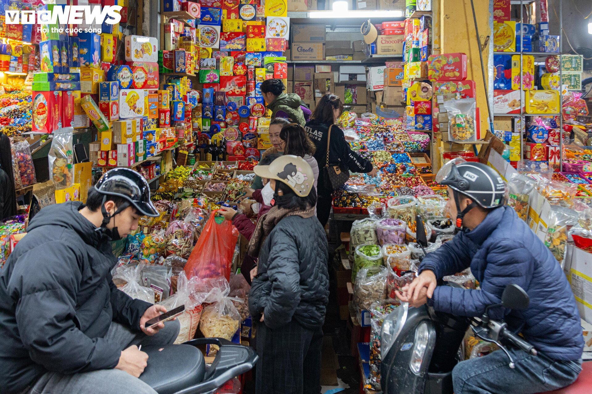 Người dân đổ xô sắm Tết, 'thủ phủ' bánh kẹo ở Hà Nội 'thất thủ'- Ảnh 4.