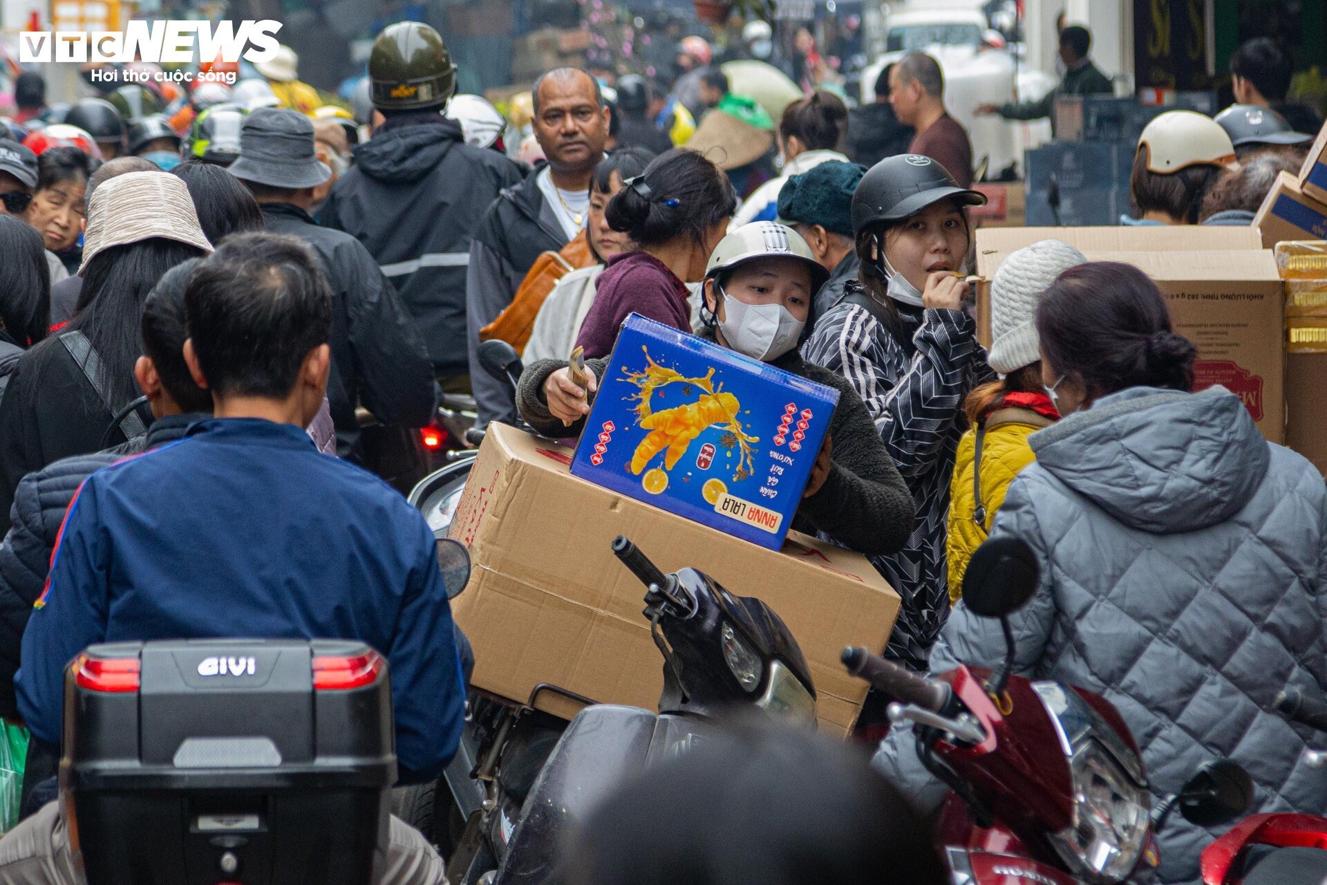 Người dân đổ xô sắm Tết, 'thủ phủ' bánh kẹo ở Hà Nội 'thất thủ'- Ảnh 15.