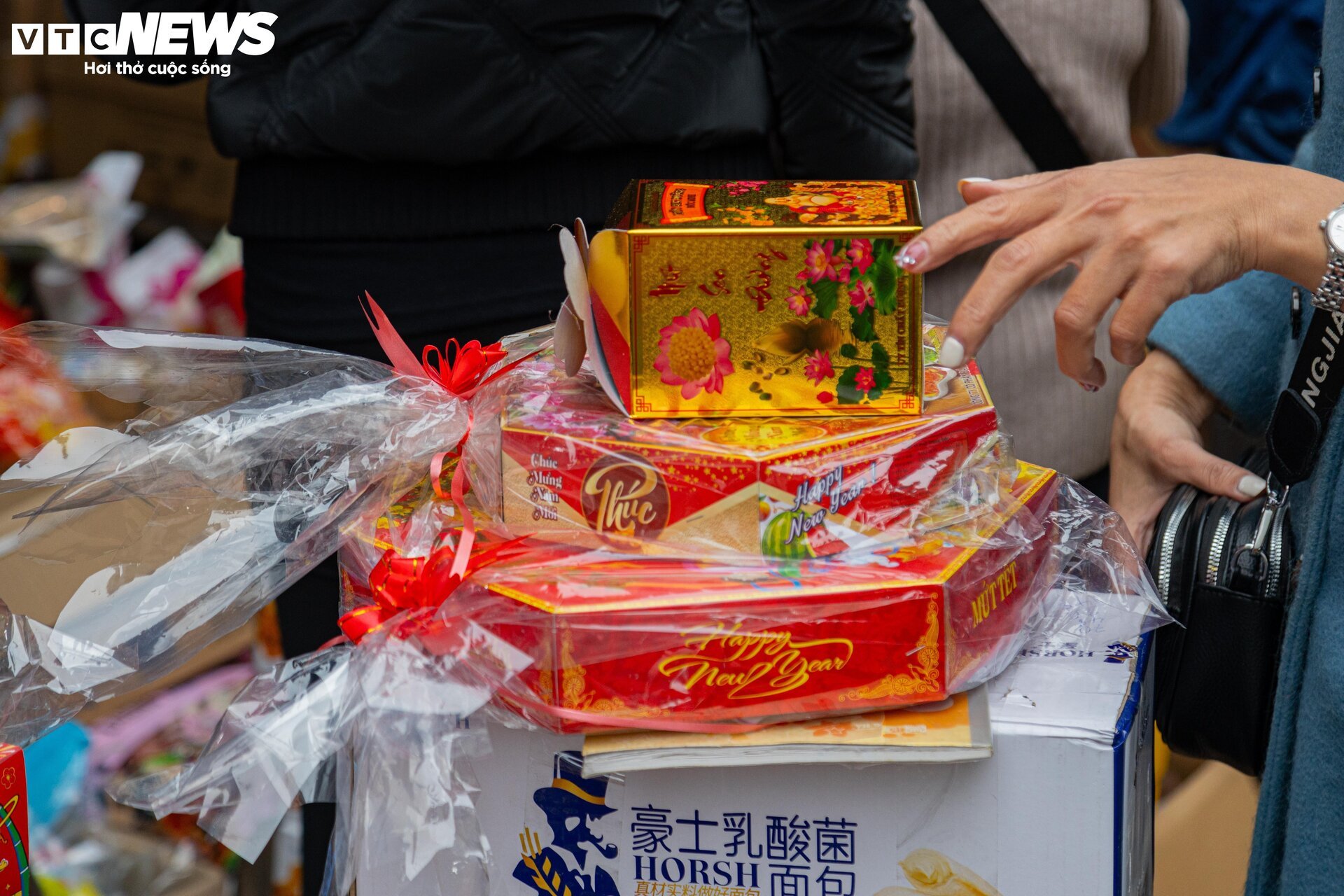 Người dân đổ xô sắm Tết, 'thủ phủ' bánh kẹo ở Hà Nội 'thất thủ'- Ảnh 9.