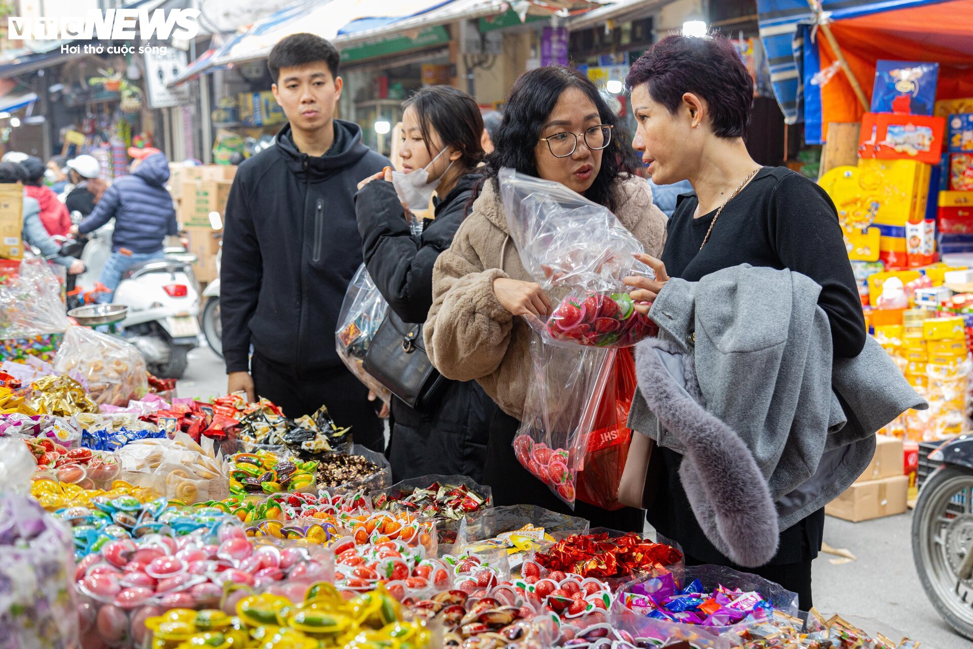 Người dân đổ xô sắm Tết, 'thủ phủ' bánh kẹo ở Hà Nội 'thất thủ'- Ảnh 7.
